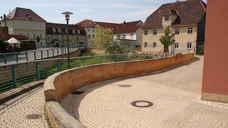 Das ortsbildprägende Spital-Gebäude an der Bamberger Straße (rechts) wird einer neuen Nutzung zugeführt. Bevor es jedoch renoviert wird, soll auf dem Areal ein Biergarten eröffnet werden; im Gebäude sind zunächst eine Küche und sanitäre Anlagen geplant. Die Zufahrt zu den elf am Gebäude ausgewiesenen Stellplätze soll über die gepflasteren Weg (im Vordergrund) von der Angerstraße her erfolgen. Foto: Matthias Einwag