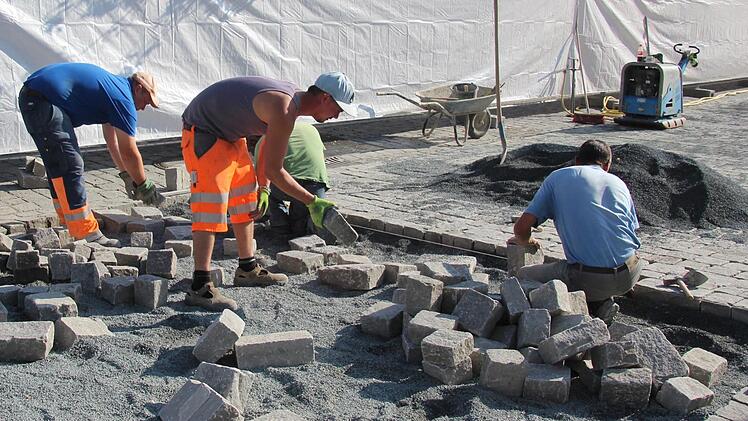 Stein an Stein reiht sich das neue Pflaster schon weit in die Baustelle hinein. Die Bauarbeiter kommen zügig voran, was vor allem die Einzelhändler und ihre Kunden freut. Fotos: Marco Meißner