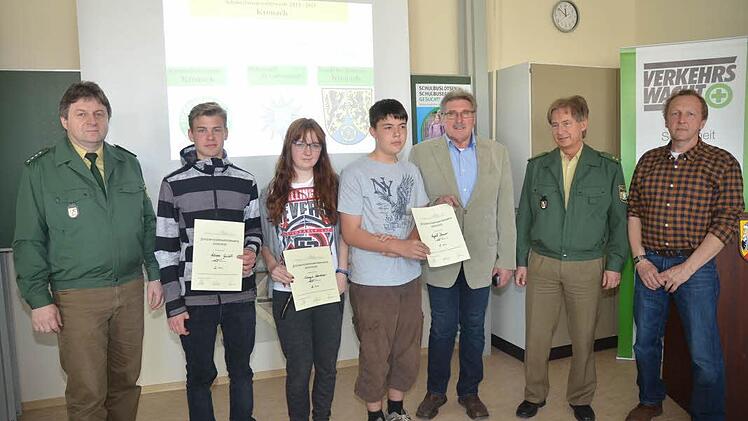 Siegerehrung beim Kreiswettbewerb der Schülerlotsen. Von links, der Leiter der PI Ludwigsstadt, Polizeihauptkommissar Markus Löffler, Adrian Grüdl, Svenja Hartner, Agelo Bauer, Roland Pyka (Vorsitzender der Kreisverkehrswacht), Polizeioberrat Uwe Herrmann (Leiter der PI Kronach) und Siegbert Jakob (Fachberater für Verkehrserziehung im Landkreis Kronach).  Foto: Karl-Heinz Hofmann