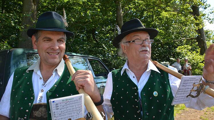 Gemeinsam machts noch mehr Spaß: Willi Schüler (links) im Gespräch mit Martin Koch von den Alphornbläsern "Schwarze Berge". Foto: Hanns Friedrich