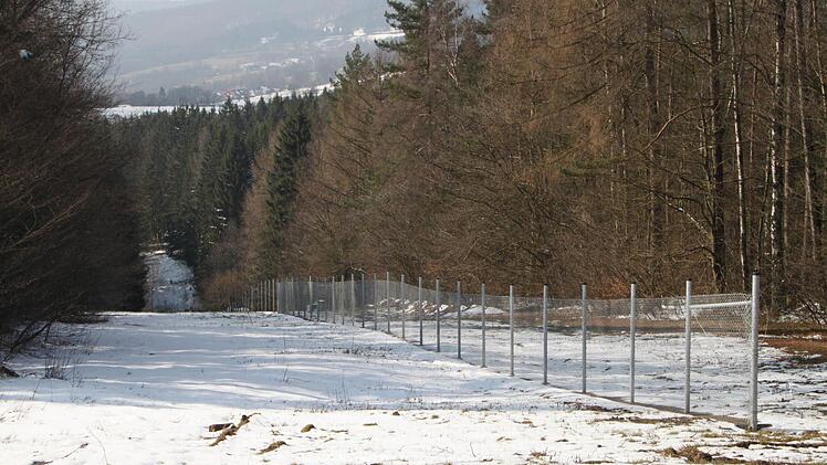 Rund um die Rhön-Kaserne wird zur Zeit ein Zaun gebaut. Damit passt sich der Standort den aktuellen militärischen Sicherheitsbestimmungen an. Foto: Ulrike Müller