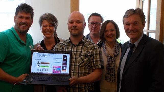 Der Zeitlofser Bürgermeister Wilhelm Friedrich (rechts) freut sich über die schnellere Internetanbindung des Schmidthofes. Foto: Jürgen Weigand