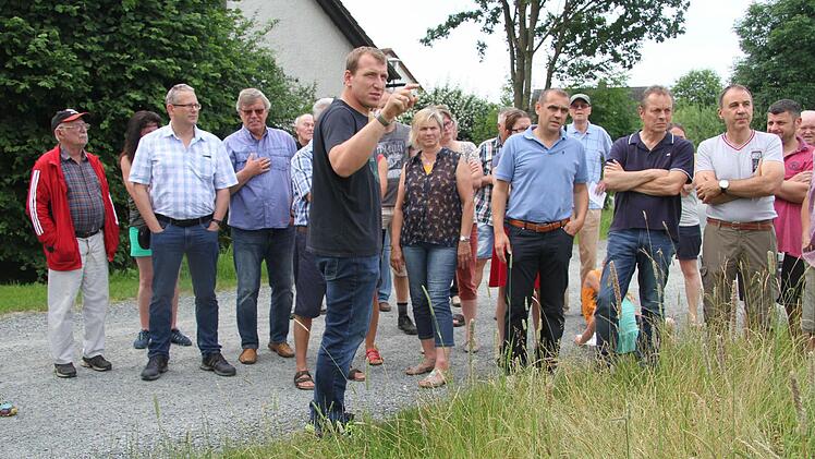 Bei einem Ortstermin hatten die Altanlieger ihre Bedenken gegen die beabsichtigte Oberflächenwassereinleitung vorgebracht. Foto: Archiv/Sonny Adam
