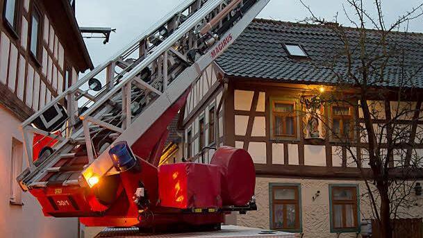 Wenn es eng wird, wie hier bei einem Test in der Seßlacher Altstadt hilft nur die Drehleiter: Deshalb bekommt der Landkreis bald ein viertes Fahrzeug. Foto: CT-Archiv/Albert Höchstädter
