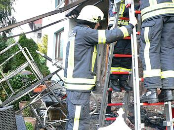 Bild der Verwüstung auf der Terrasse: Die Feuerwehr verhinderte, dass der Brand das ganze Haus erfasste. Foto: Feuerwehr Kulmbach