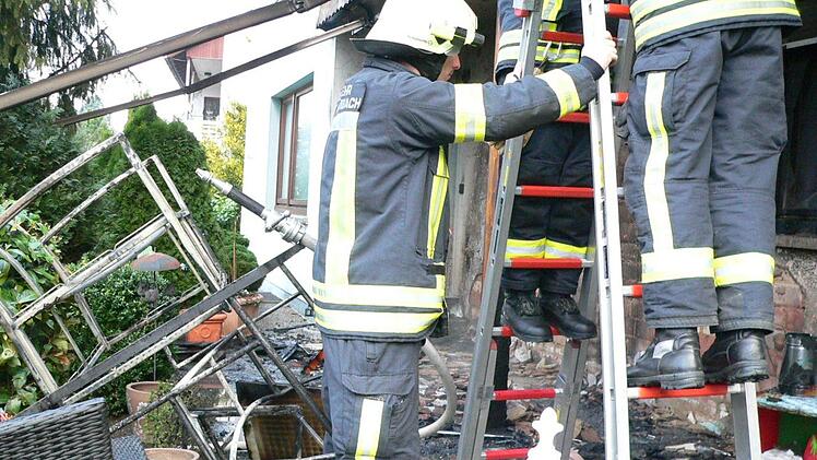 Bild der Verwüstung auf der Terrasse: Die Feuerwehr verhinderte, dass der Brand das ganze Haus erfasste. Foto: Feuerwehr Kulmbach