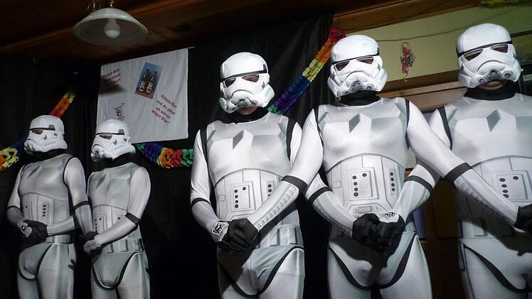 In ein Tollhaus verwandelte das Männerballett mit seinem  Auftritt Philipp Mölter, Michael Walz, Loenz Dietz, Marcel Leipold und Marcel Ebert (v.l.) den Faschingsabend.