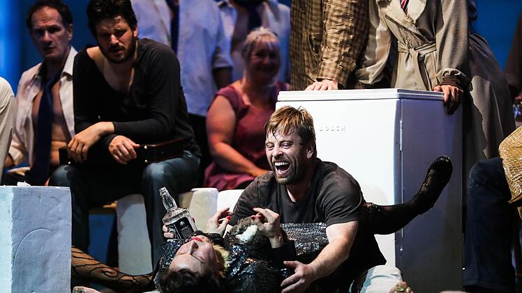 Die Oper "Aufstieg und Fall der Stadt Mahagonny" von Bert Brecht und Kurt Weill feierte Premiere am Landestheater Coburg. Regie führte Konstanze Lauterbach.Foto: Henning Rosenbusch