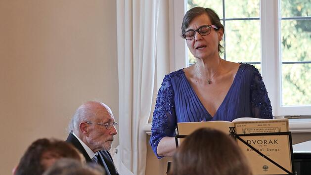 Solistin Regina Klatte singt sich mit Dvor&aacute;ks Liedern in die Herzen des Publikums. Am Klavier: Walter Reckziegel Foto: privat