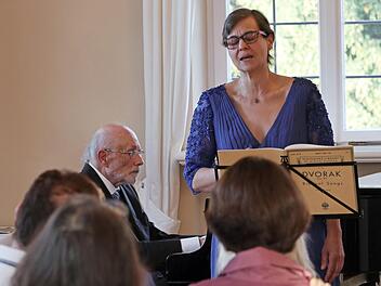 Solistin Regina Klatte singt sich mit Dvoráks Liedern in die Herzen des Publikums. Am Klavier: Walter Reckziegel Foto: privat