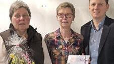 Vorsitzende Ute Hahn und B&uuml;rgermeister Ehrlicher ehrten Jutta H&uuml;tter f&uuml;r 25 Jahre aktive Mitgliedschaft im Verein. Foto: privat