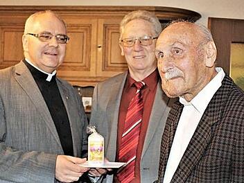 Dekan Kilian Kemmer und Zweiter Bürgermeister Günter Schulz reihten sich in die Schar von Alfred Wahlrabs (v. l.) Gratulanten ein. Foto: Seeger