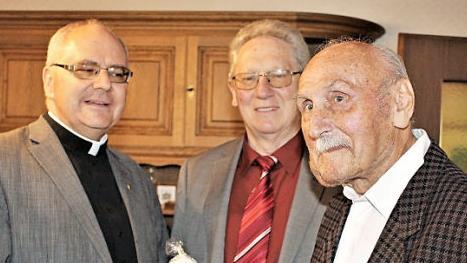 Dekan Kilian Kemmer und Zweiter Bürgermeister Günter Schulz reihten sich in die Schar von Alfred Wahlrabs (v. l.) Gratulanten ein. Foto: Seeger