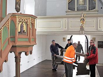 Beim Einräumen der Kirchenbänke wurden viele Hände gebraucht: Im Bild von links Michael Dreßel, Michael Heienbrock, Willi Schmitt und Brigitte Schmitt sowie Kirchenpfleger Klaus Lehmann Foto: Evi Seeger