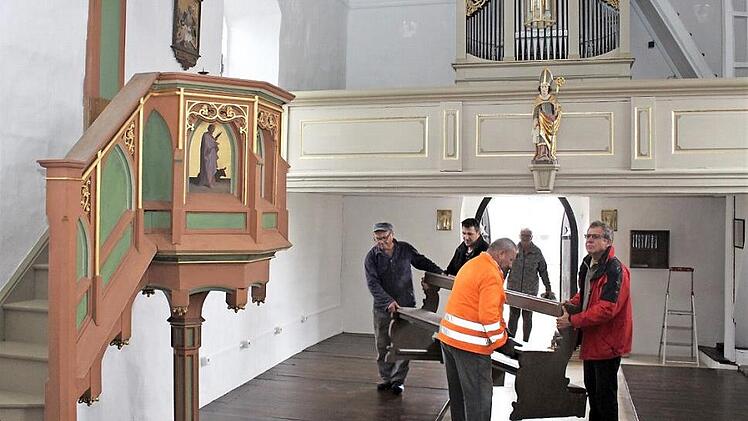 Beim Einräumen der Kirchenbänke wurden viele Hände gebraucht: Im Bild von links Michael Dreßel, Michael Heienbrock, Willi Schmitt und Brigitte Schmitt sowie Kirchenpfleger Klaus Lehmann Foto: Evi Seeger