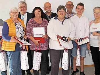 BRK-Kreisgeschäftsführer Thomas Petrak (3. v. links), Dieter Popp, Gebietsreferent des Blutspendedienstes (5. v. links), Bürgermeister Helmut Fischer und die stellvertretende Vorsitzende des BRK-Kreisverbands Rosemarie Göhring (beide rechts) mit den Geehrten  Foto: Gerda Völk