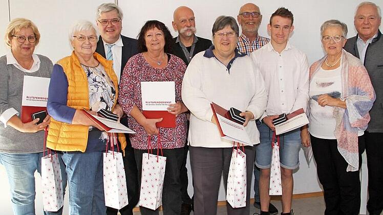 BRK-Kreisgeschäftsführer Thomas Petrak (3. v. links), Dieter Popp, Gebietsreferent des Blutspendedienstes (5. v. links), Bürgermeister Helmut Fischer und die stellvertretende Vorsitzende des BRK-Kreisverbands Rosemarie Göhring (beide rechts) mit den Geehrten  Foto: Gerda Völk