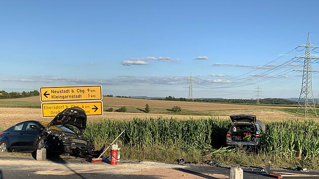 Stoppschild übersehen: Mercedes fährt in schwarzes Auto