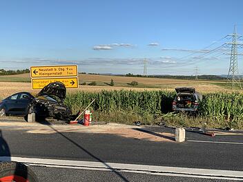 Stoppschild &uuml;bersehen: Mercedes f&auml;hrt in schwarzes Auto