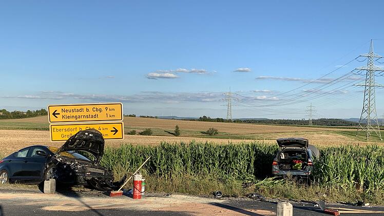 Stoppschild übersehen: Mercedes fährt in schwarzes Auto