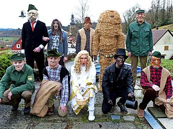 Für ein Foto stellt sich die Gruppe gerne auf.