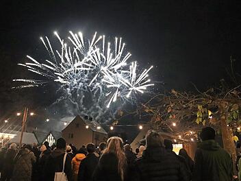 Auch das traditionelle Feuerwerk ist hinter der Bücherei am Gundelsheimer Wintermarkt gezündet worden.