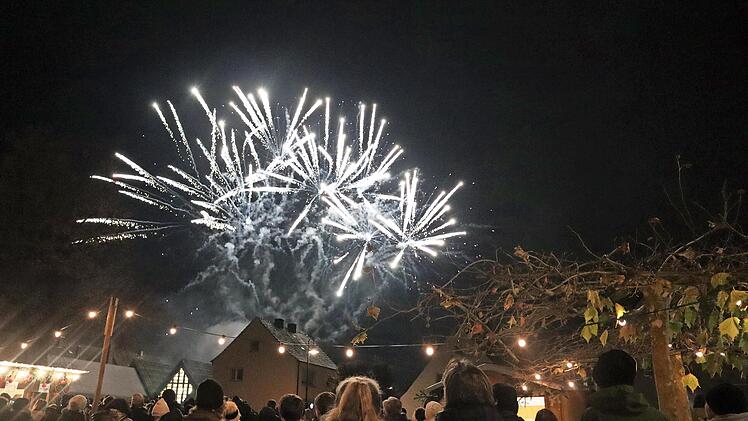 Auch das traditionelle Feuerwerk ist hinter der Bücherei am Gundelsheimer Wintermarkt gezündet worden.