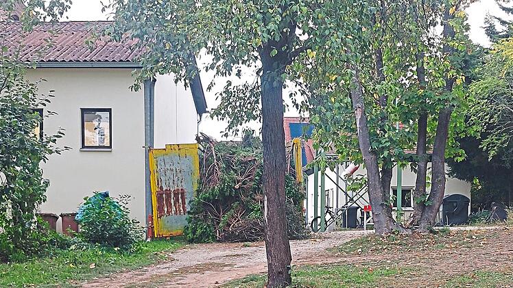 Zwischen dem Rathaus und dem Friedhof soll das Feuerwehrgeb&auml;ude entstehen. Sandra Buchwald