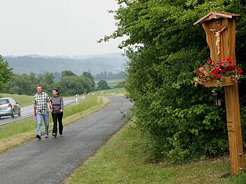 Direkt am Fuß- und Radweg nach Limbach steht der neue Bildstock. Fotos: Günter Geiling