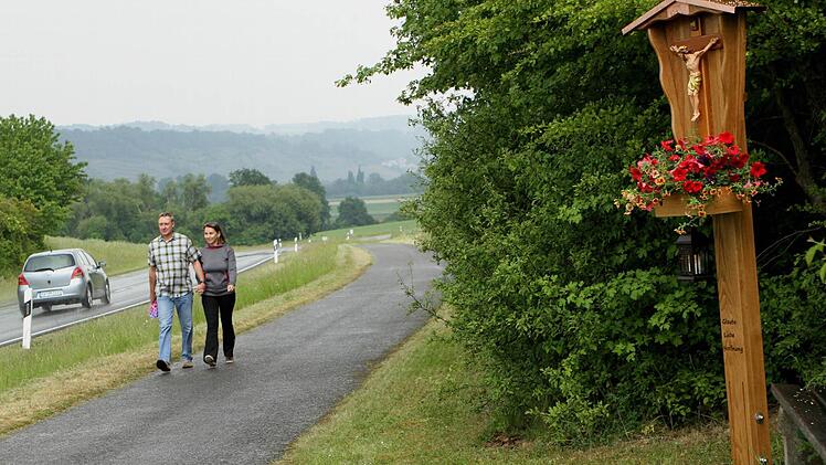 Direkt am Fuß- und Radweg nach Limbach steht der neue Bildstock. Fotos: Günter Geiling