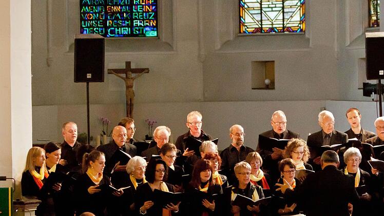 Der SMS-Chor Ludwigsstadt bei seinem Gastspiel in der Heilig-Kreuz-Kirche Coburg.Foto: Jochen Berger
