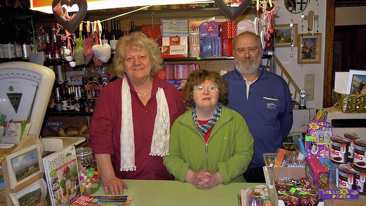 Rita Kreuzpaitner und Norbert Hahn mit Tochter Elke. Sie betreiben gemeinsam den letzten Gemischtwarenladen in Riedenberg. Foto: Julia Raab