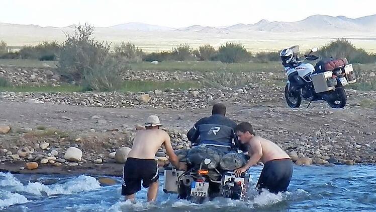 Nicht nur bei den gefährlichen Flussdurchfahrten waren die Gollers auf Hilfe angewiesen.