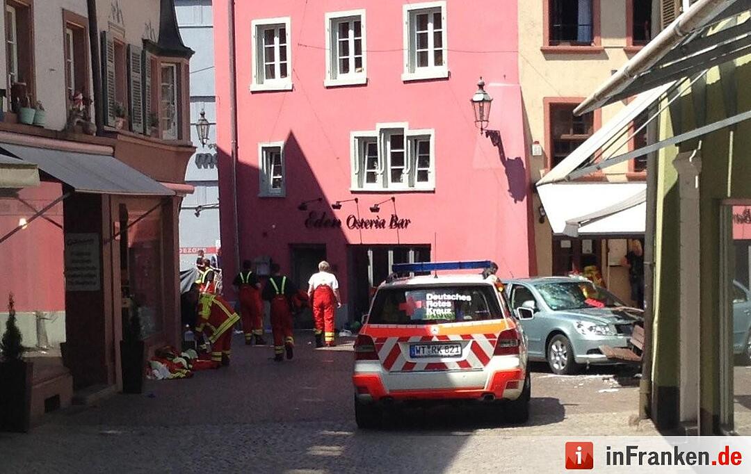 Baden-Württemberg: Auto rast in Menschengruppe