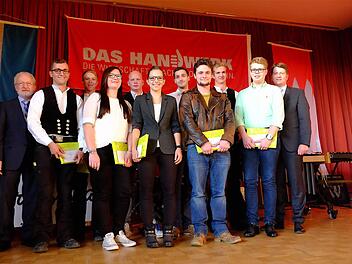 Kreishandwerksmeister Anton Hesselbach gratulierte den Prüfungsbesten, die auch einen Buchpreis erhielten: Martin Seifert, Patrick Kießner, Katrin Simon, Johannes West, Amelie Rinke, Lukas Weß, Anton Hofbauer, Jonas Zirk und Manuel Böhm. Glückwünsche kamen ebenfalls von MdL Sandro Kirchner (CSU). Fotos: Gerd Schaar