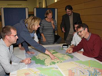 Der Arbeitskreis "Wohnen und Infrastruktur" nahm Karten und Ortspläne zur Hilfe. Fotos: Evi Seeger