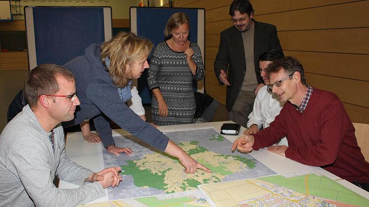 Der Arbeitskreis "Wohnen und Infrastruktur" nahm Karten und Ortspläne zur Hilfe. Fotos: Evi Seeger