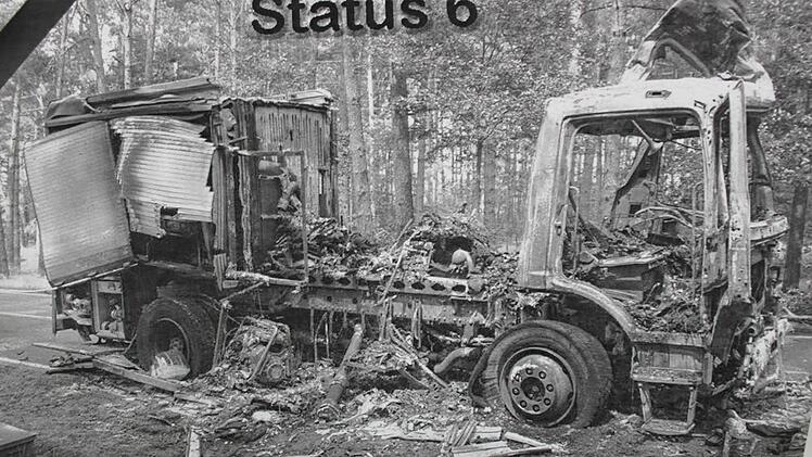 Ein Bild vom ausgebrannten Fahrzeug hängt an der Wand im neuen Feuerwehrhaus  Repro: Carmen Schwind