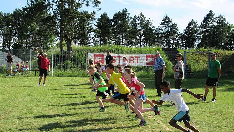 Mit geballter Power starteten die Mädchen und Jungen in den Cross-Lauf. Foto: Winfried Ehling