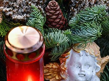 Weit über 100 Grablichter wurden in den vergangenen Monaten von Friedhöfen in Unterfranken gestohlen - jetzt wurde die Diebstahlserie aufgeklärt. Symbolfoto: Patrick Pleul/dpa