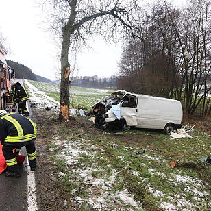 Kleintransporter kracht gegen Baum: Mann stirbt bei Unfall in Mittelfranken