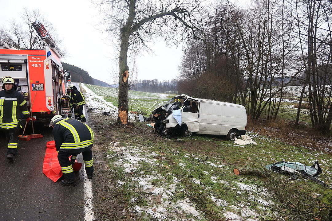 Kleintransporter kracht gegen Baum: Mann stirbt bei Unfall in Mittelfranken