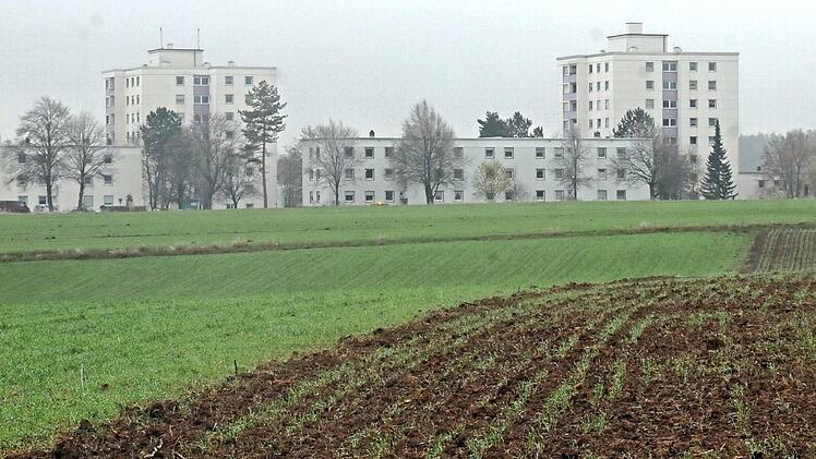 In der Reuth entsteht ein neues Gebiet mit sozialem Wohnungsbau.      Ob sich hierfür ein Beitritt in eine Gewobau Land anbietet oder andere Modelle, hat  die Information im Ausschuss nicht klären können.  Bislang äußerte sich der Bürgermeister eher gegen eine Mitgliedschaft. bp (Archiv)
