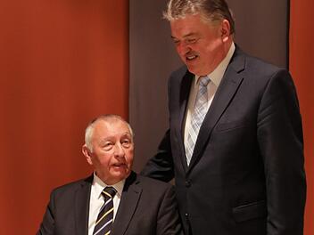 Landrat Klaus Peter Söllner (stehend) zeichnete den früheren Untertsteinacher Bürgermeister Heinz Burges mit der goldenen Bürgermedaille des Landkreises aus.Klaus Klaschka