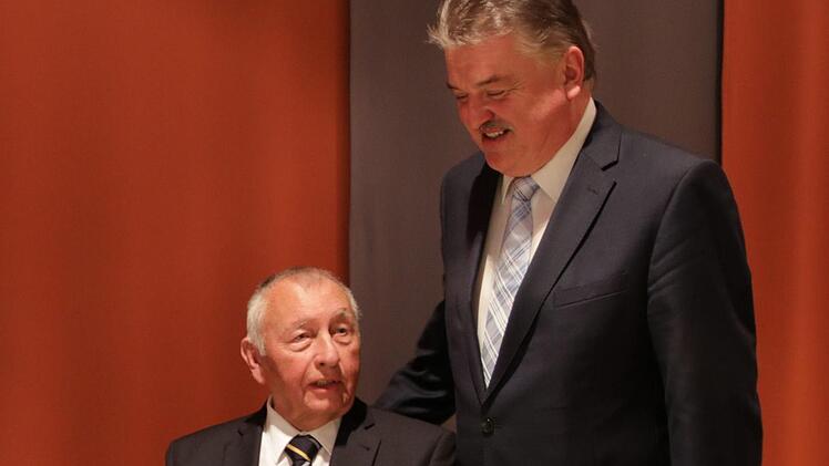 Landrat Klaus Peter Söllner (stehend) zeichnete den früheren Untertsteinacher Bürgermeister Heinz Burges mit der goldenen Bürgermedaille des Landkreises aus.Klaus Klaschka