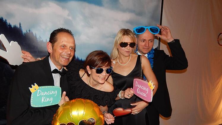 Stolze Besitzerin eines wertvollen Goldrings: Der erste Preis der Tombola ging an Kathrin Landgraf aus Kulmbach (Zweite von links). Es gratulierten RThomas Baumgärtner,Ehemann Günter und und Christian Alexy (von links).