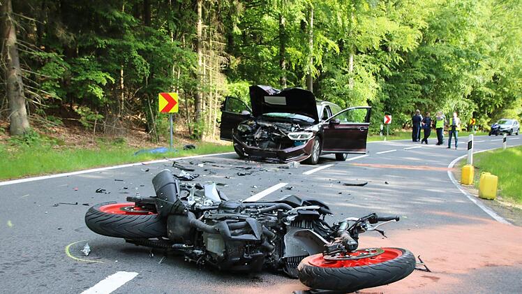 Tödlicher Motorrad-Unfall in Unterfranken: Ein 80-jähriger Mann verlor am Sonntag zwischen Zeitlofs-Detter und Heiligkreuz sein Leben. Foto: Ralf Ruppert