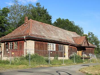 Das Bahnhofsgebäude in Stadtsteinach verfällt zusehens. Die Bahn selbst hat weder mit dem Gebäude noch mit der eingleisigen Strecke irgendeinen Plan. Klaus Klaschka