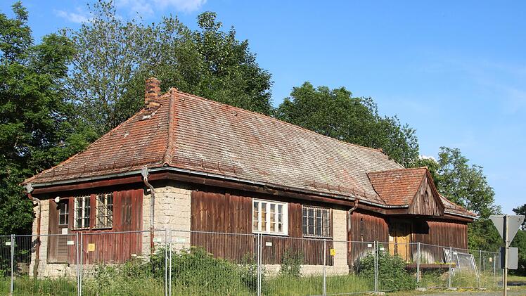 Das Bahnhofsgebäude in Stadtsteinach verfällt zusehens. Die Bahn selbst hat weder mit dem Gebäude noch mit der eingleisigen Strecke irgendeinen Plan. Klaus Klaschka