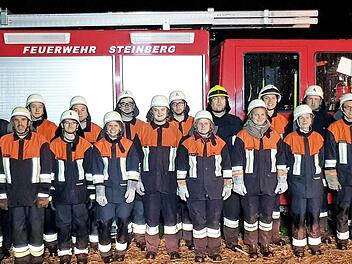 Zwei Löschgruppen der FFW Steinberg bestanden ihre Leistungsprüfung "Wasser". Das Bild zeigt sie mit Vertretern der Kreisbrandinspektion Kronach und Zweitem Bürgermeister Gerhard Eidelloth (Zweiter von rechts): KBM Markus Wachter, Nadine Hempfling, KBM Frank Fischer, Sandra Grieshammer, KBI Hans-Ulrich Müller, Christan Grubert, Dominik Zeus, Michael Zwosta, Manuel Fischer, Kristin Grieshammer, Rafael Zwosta, Johannes Thran, Christopher Angles, Antje Irmischer, Erster Kommandant Stefan Bauer,...